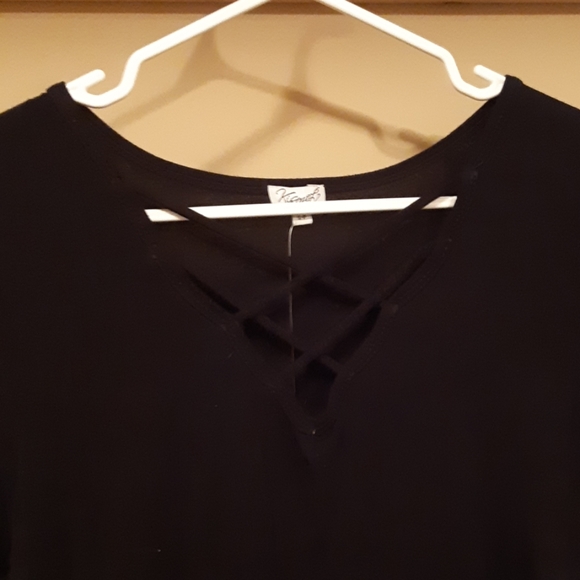 Black t-shirt with neck detail - Picture 2 of 4
